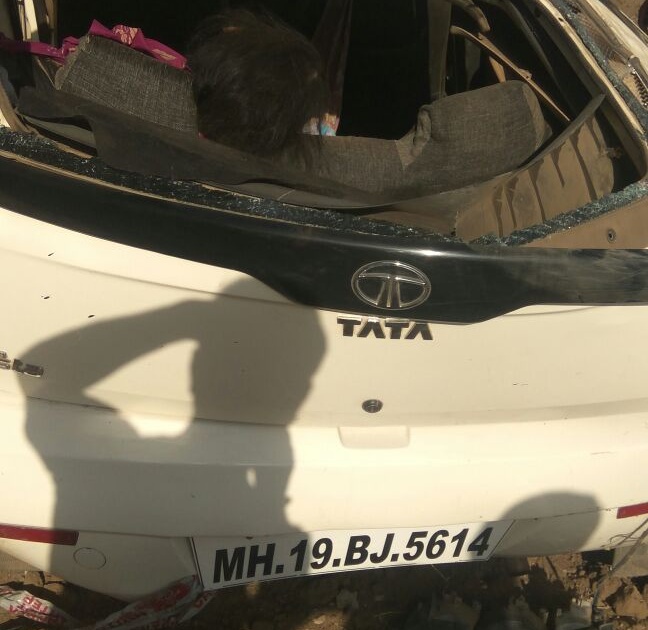 Three killed in Jalgaon due to collapse of a car by the car | भरधाव कार पुलावरुन कोसळल्याने जळगावचे तिघं ठार