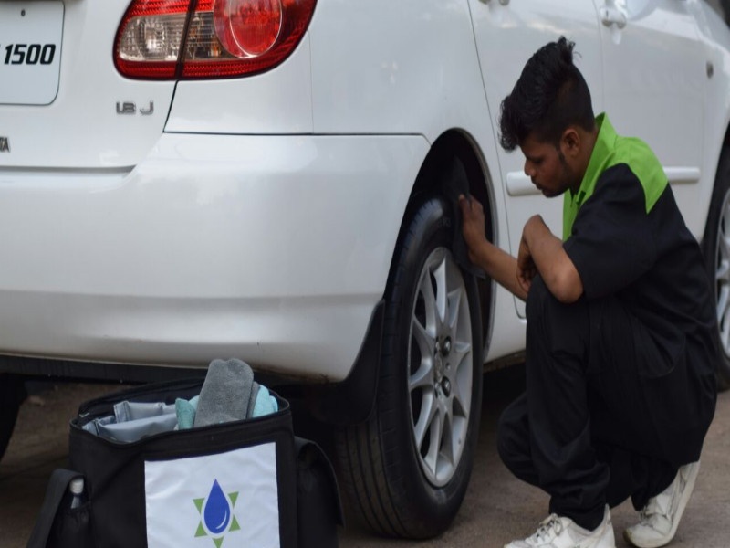 new waterless car cleaning technology in pune | जेव्हा एकही थेंब पाण्याशिवाय चारचाकी स्वच्छ होते