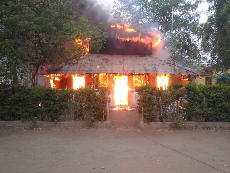 Fire at Jalgaon Jamod Forest Department's Office | जळगाव जामोद वन विभागाचे कार्यालय आगीच्या भक्षस्थानी 