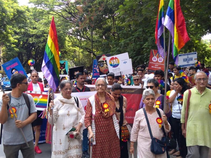 proud rally of LGBT in pune | नका करु दुजेपणा तृतीयपंथी, समलैंगिकांना अापले म्हणा ; पुण्यात एलजीबीटी अभिमान पदयात्रा