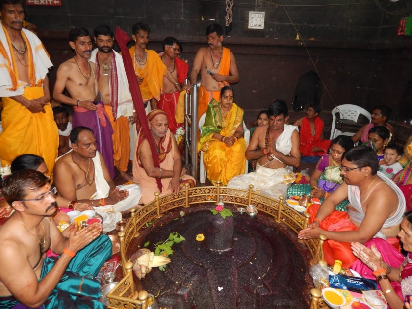 Start of the Abhintera Abhishek festival from Drabhatirtha in the temple of Dhrishneshwar | घृष्णेश्वर मंदिरात दर्भतीर्थाने अतिरुद्र अभिषेक सोहळ्यास प्रारंभ
