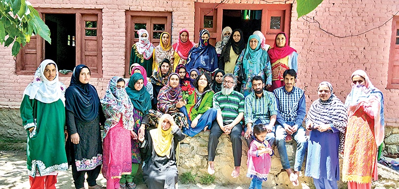 Human-right activist Irom Sharmila talks about her travel and interactions with women and youth of Jammu Kashmir | इरोम शर्मिला जेव्हा जम्मू-काश्मीरच्या गावागावात फिरतात..