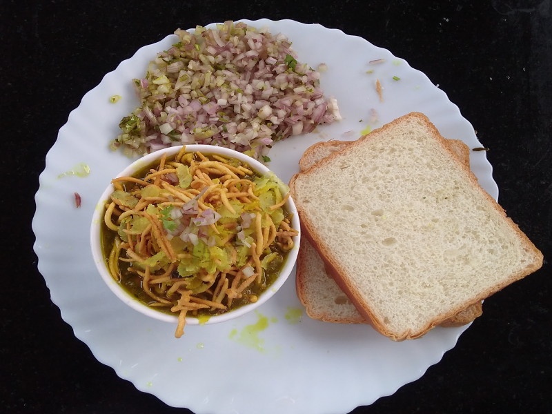 Did you eat misal from this place in Pune? | पुण्यातल्या या ठिकाणी मिळणारी हिरव्या सॅम्पलची मिसळ तुम्ही खाल्लीत का ?