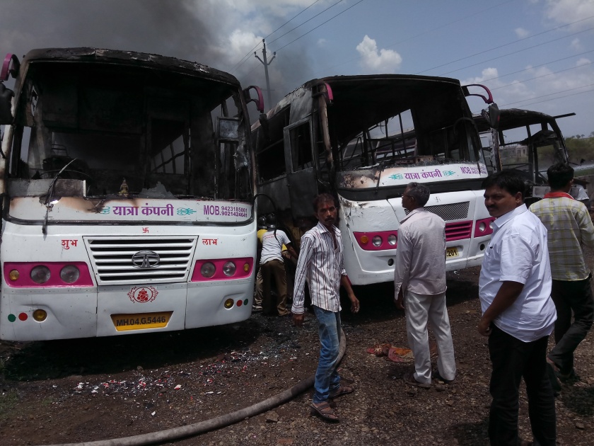 Three buses burned in Jalgaon due to electricity wire | जळगावात वीज तार तुटून तीन बसेस जळून खाक