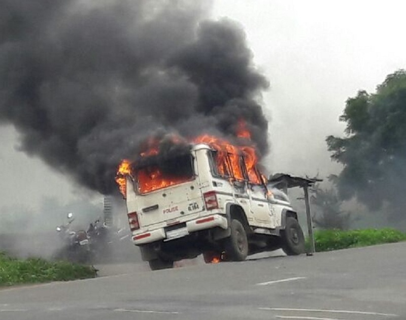Maratha Kranti Morcha: Hingoli Maharashtra responds to a spontaneous response; A police jeep opened at Khanapur | Maratha Kranti Morcha : हिंगोलीत महाराष्ट्र बंदला उत्स्फूर्त प्रतिसाद; खानापूर येथे पोलीस जीप पेटविली