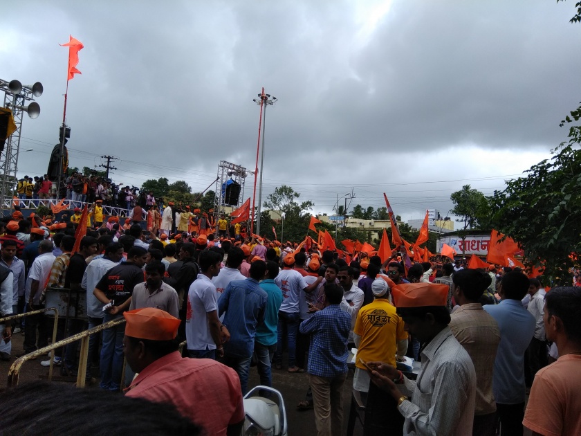 Maharashtra Bandh: 'Bandh' in Kalkadit for Kolhapur Maratha reservation, hoisting flag at the hands of Veeramat | Maharashtra Bandh : मराठा आरक्षणासाठी कोल्हापुरात कडकडीत ‘बंद’, वीरमातांच्या हस्ते ध्वजारोहण