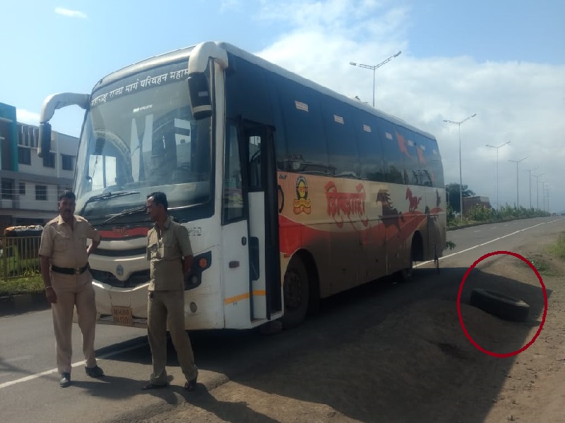 The wheels of Shivshahi bus fell in the area of ​​Gargaon; Fourteen passengers escaped | घारगाव परिसरात शिवशाही बसचे चाक निखळले; चौदा प्रवासी बचावले
