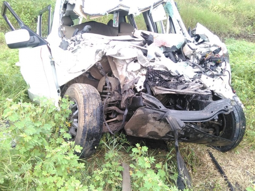 In Hingoli 6 killed on the spot in trucks and jeeps accident | हिंगोलीत ट्रक व जीपचा भीषण अपघात, सहा जणांचा जागीच मृत्यू