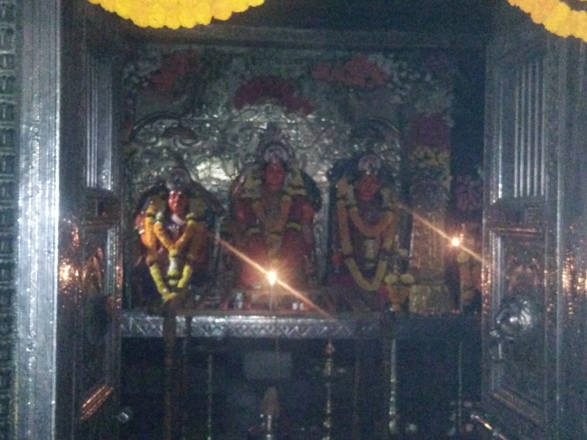 Navaratri festival of pilgrimage Vajreshwari Devi in ​​the dark | वीजेच्या लपंडावाने तिर्थक्षेत्र वज्रेश्वरी देवीचा नवरात्रौ उत्सव अंधारात