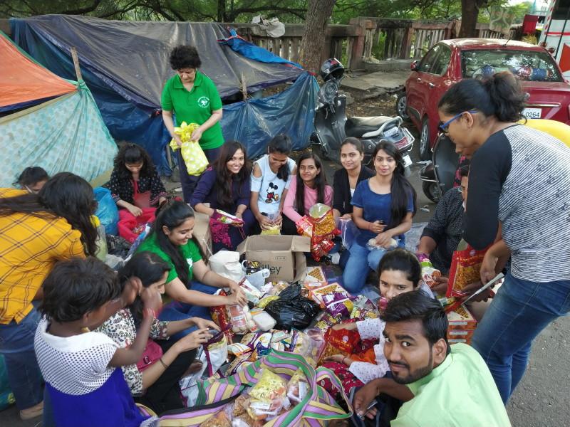 youth distributes Diwali sweets among underprivileged | तरुणांचं राॅबिन हुड काम ; वंचितांना केले फराळाचे वाटप