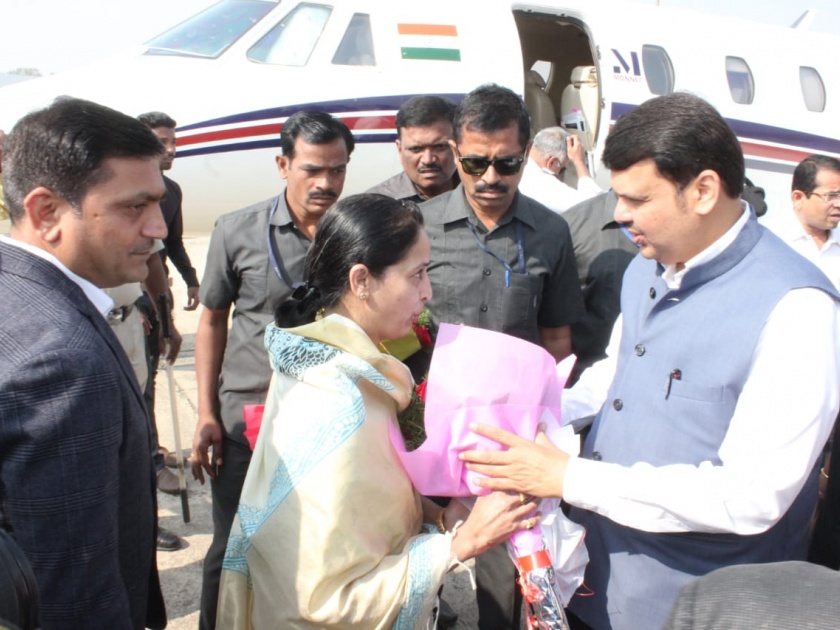 Chief Minister Devendra Fadnavis arrives at Solapur airport | मुख्यमंत्री देवेंद्र फडणवीस यांचे सोलापूर विमानतळावर आगमन