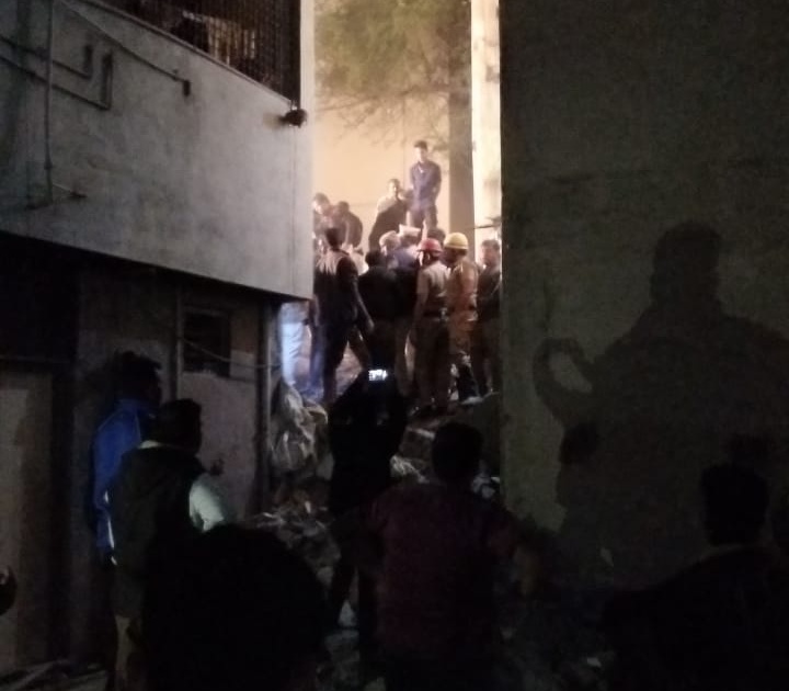 The building collapsed in Akola; Four people pressed | अकोल्यात ईमारत कोसळली; चार जण दबले