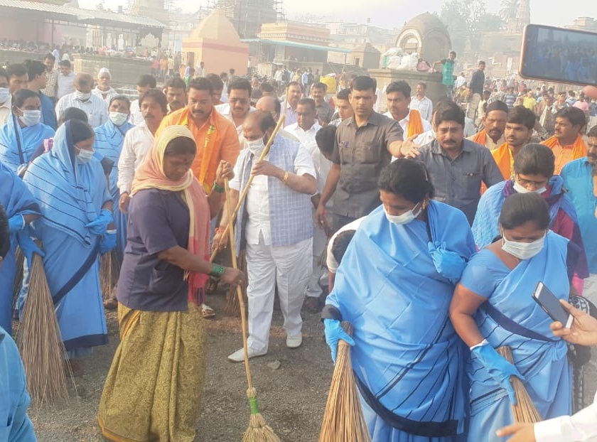 A cleanliness campaign implemented by environmental ministers in Pandharpur | पर्यावरण मंत्र्यांनी हातात खराटा घेऊन पंढरपुरात राबविली स्वच्छता मोहीम