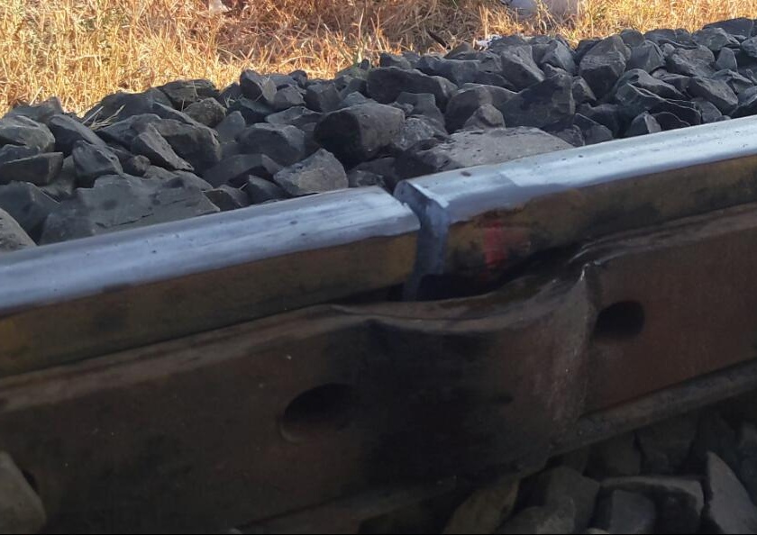 Shocking The rail track have crack between Lasur to Portula | धक्कादायक ! लासुर ते पोटूळ दरम्यान रेल्वे रुळाला तडा