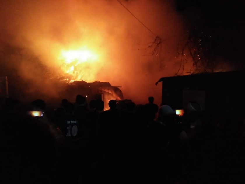 A fire broke out in four shops in the chhawani area | छावणी परिसरात भीषण आगीत चार दुकाने जळून खाक