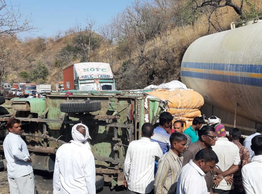 The strange accident of three vehicles in Ajanta Ghat | अजिंठा घाटात तीन वाहनांचा विचित्र अपघात