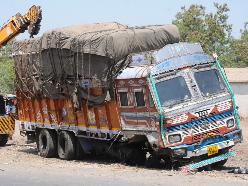 Due to the accident of two trucks in Jalgaon, the highway jammed for six hours | जळगावजवळ दोन ट्रकच्या अपघातामुळे महामार्ग सहा तास ठप्प