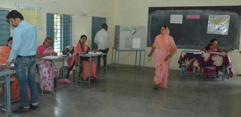Women officers are managing four polling stations in Washim district | Maharashtra Electiom voting live : वाशिम जिल्ह्यात चार मतदान केंद्रांचे व्यस्थापन करताहेत महिला अधिकारी