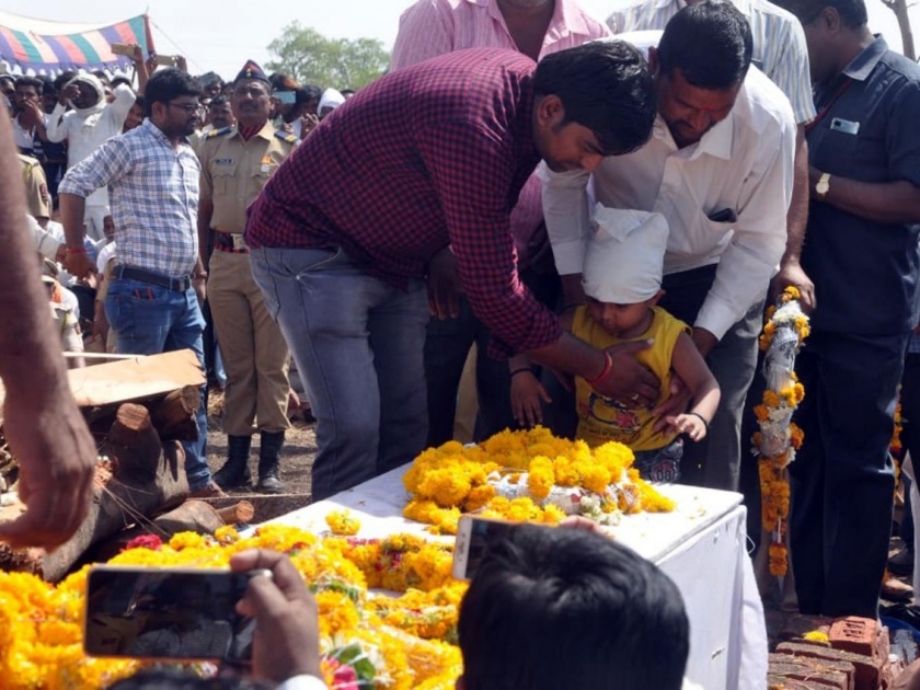 The funeral of Shaheed Santosh Chavan after 48 hours; Thousands of people paid tribute | शहीद संतोष चव्हाण यांच्यावर ४८ तासांनंतर अंत्यसंस्कार; हजारो नागरिकांनी दिली मानवंदना