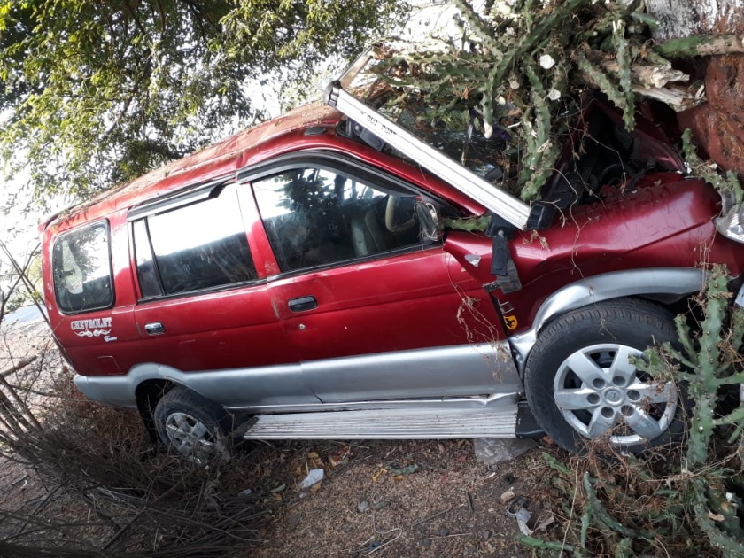 Navapuran: Ten injured in Malegaon accident | नवापूरनजीक अपघातात मालेगावचे दहाजण जखमी