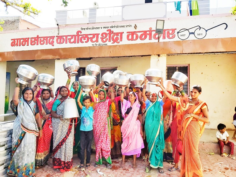 HandaMarcha of women on Shendra Gram Panchayat | शेंद्रा ग्रामपंचायतीवर महिलांचा हंडामोर्चा