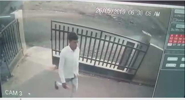 Capture in mobile thief 'CCTV' in Jalgaon | जळगावात मोबाईल चोरटा ‘सीसीटीव्ही’त कैद