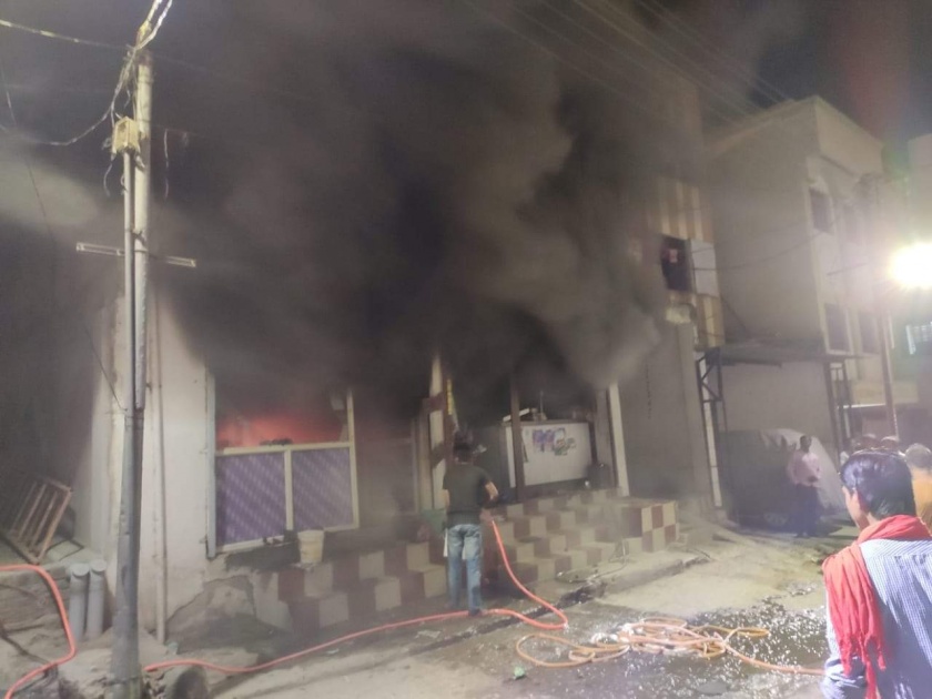 Shortcricket fire in Beed; Two shops burns | बीडमध्ये शॉर्टसर्किटने आग; दोन दुकाने खाक