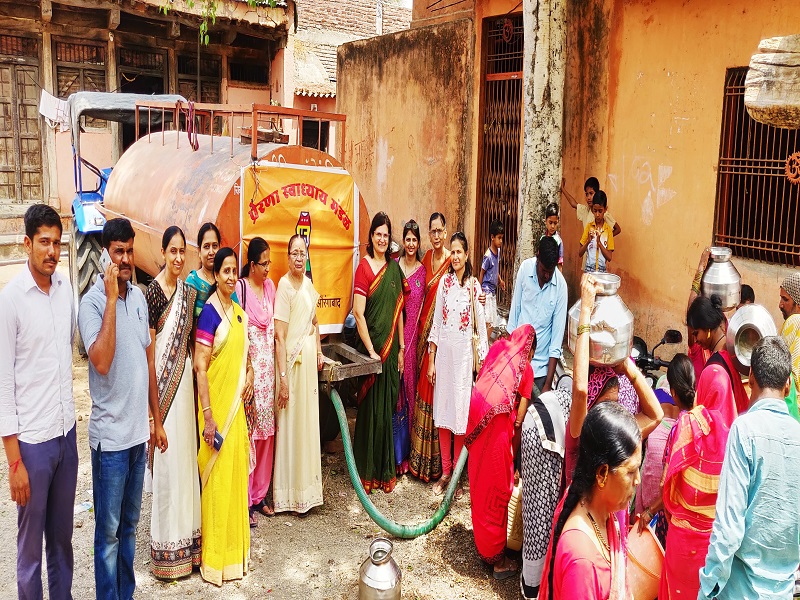  Free water dispute through Motivation Swadhyay Mandal at Hivar | हिवरा येथे प्रेरणा स्वाध्याय मंडळामार्फत मोफत पाणीवाटप