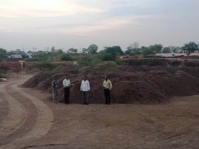 Collector raid on illegal sand storage in Mallakpur | मलकापुरात अवैध रेती साठ्यावर जिल्हाधिकारी यांच्या पथकाची धाड