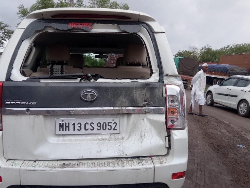 Solapur Zilla Parishad CEO Rajendra Bharad Balambal escapes in a car accident | कार अपघातात सोलापूर जिल्हा परिषदेचे सीईओ राजेंद्र भारूड बालंबाल बचावले
