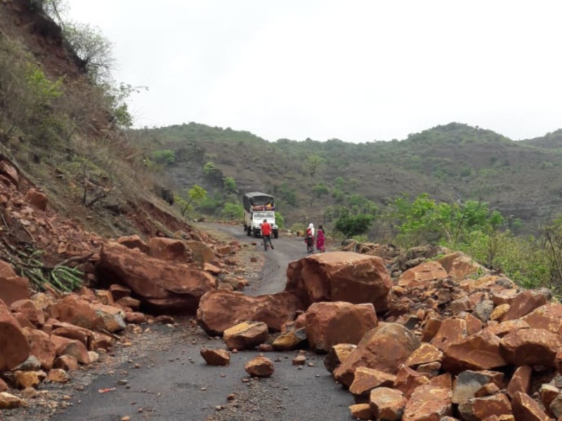 The collapse of rock the Bhimashankar-Patan belt | दरड कोसळून भीमाशंकर-पाटणचा आहुपे खोर्‍याशी संपर्क तुटला