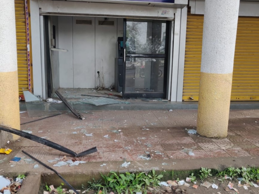 Extreme ! ATM machine was abducted by thieves in Aurangabad | औरंगाबादेत चोरट्यांनी चक्क एटीएम पळवलं