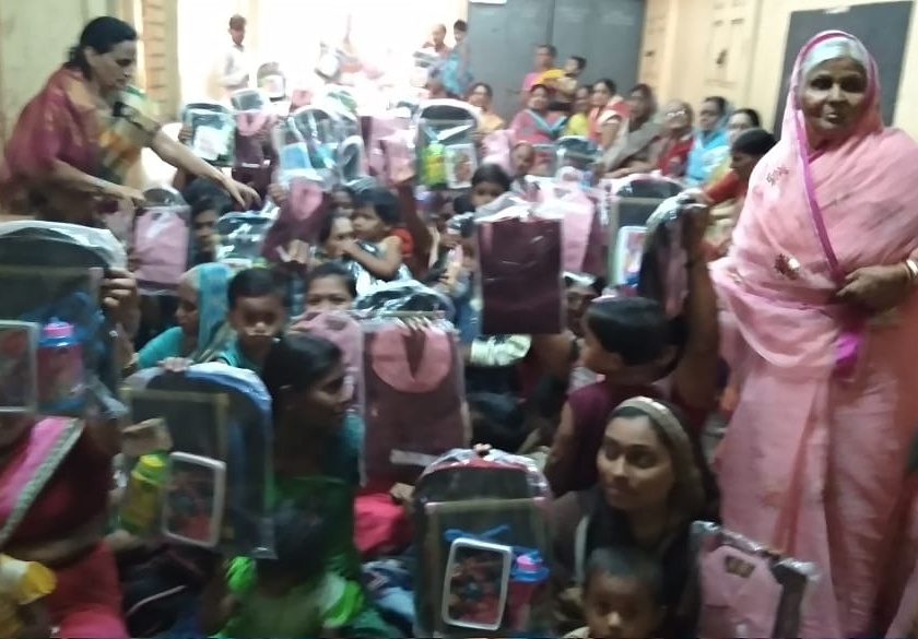  Distribution of school literature to 45 students from Maheshwari Mahila Mandal | माहेश्वरी महिला मंडळाकडून ४५ विद्यार्थ्यांना शालेय साहित्य वाटप