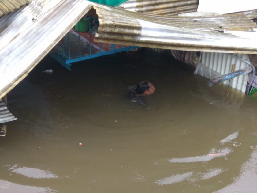 flood water entered in slum areas ; hundreds of people shifted to near schools | नदीच्या पुराचे पाणी झाेपडपट्ट्यांमध्ये ; शेकडाे कुटुबांचे स्थलांतर
