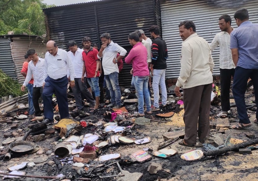Gas explosion at three houses in Solapur; Burn household ingredients | सोलापुरातील तीन घरात झाला गॅसचा स्फोट; घरगुती साहित्य जळून खाक