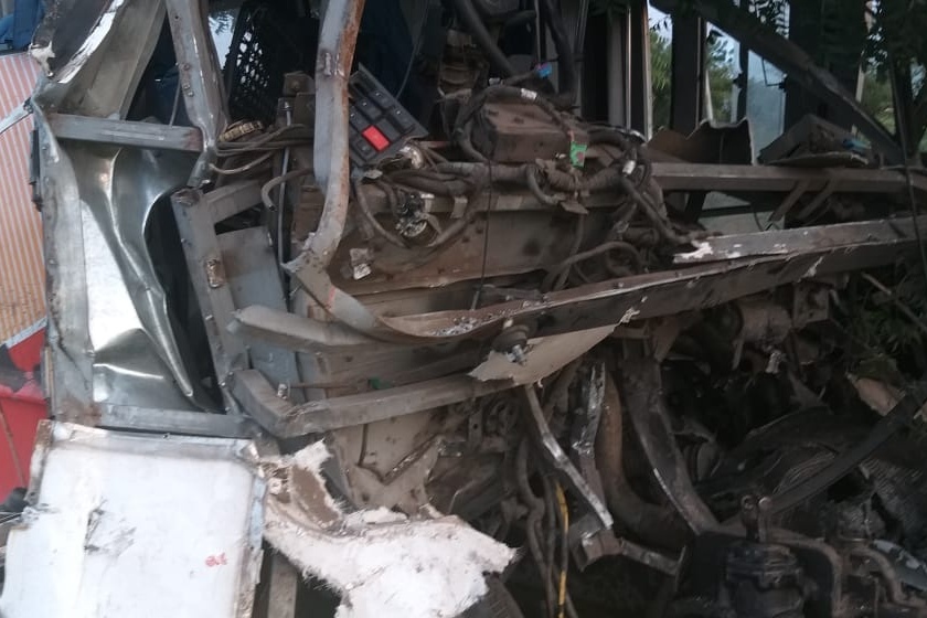 Shivshahi bus accident near Sheetfal Gate; One was killed on the spot | सोलापूरात शिवशाही बसचा अपघात; एकाचा मृत्यू तर ९ प्रवासी जखमी