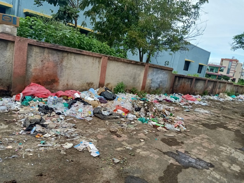 Bio-medical waste piles in Government Hospital area | सरकारी रुग्णालय परिसरातच जैव वैद्यकिय कचऱ्याचे ढिग