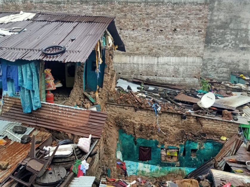 The wall of the building in Mehkar city collapsed on a neighboring house; three died in the same family. | मेहकर शहरात इमारतीची भिंत शेजारच्या घरावर कोसळली; एकाच कुटुंबातील तिघांचा मृत्यू.