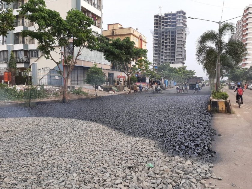 Bhayander municiple corporation build road for private navratri programme in rain | लोकांसाठी खड्डे बुजविले नाहीत, पण व्यावसायिक गरब्यासाठी भाईंदरमध्ये अंथरले 'कार्पेट'
