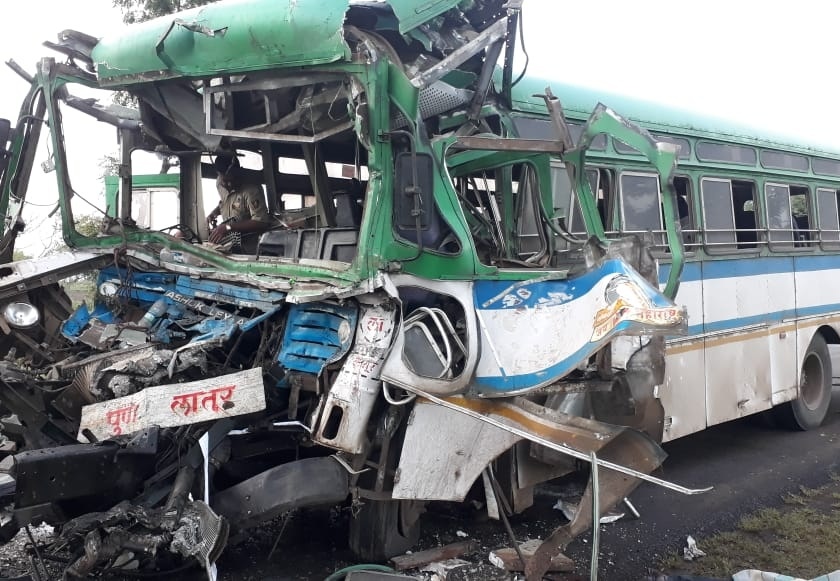 Accident on Barshi-Kurduwadi road; Two killed, seven passengers injured | बार्शी-कुर्डूवाडी रस्त्यावर अपघात; दोन ठार, सात प्रवासी जखमी