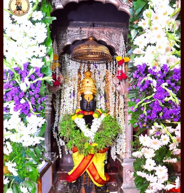 Vasubaras today; The garb of the Vitthal Temple in Pandharpur is decorated with flowers | आज वसुबारस; पंढरपुरातील विठ्ठल मंदीरातील गाभारा फुलांनी सजला 