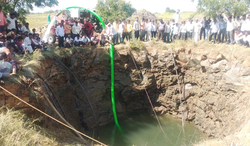Death of father-son drowned in water; Incident in Malwadi village in Karmala taluka | पाण्यात बुडून बाप-लेकाचा मृत्यू; करमाळा तालुक्यातील मलवडी गावातील घटना