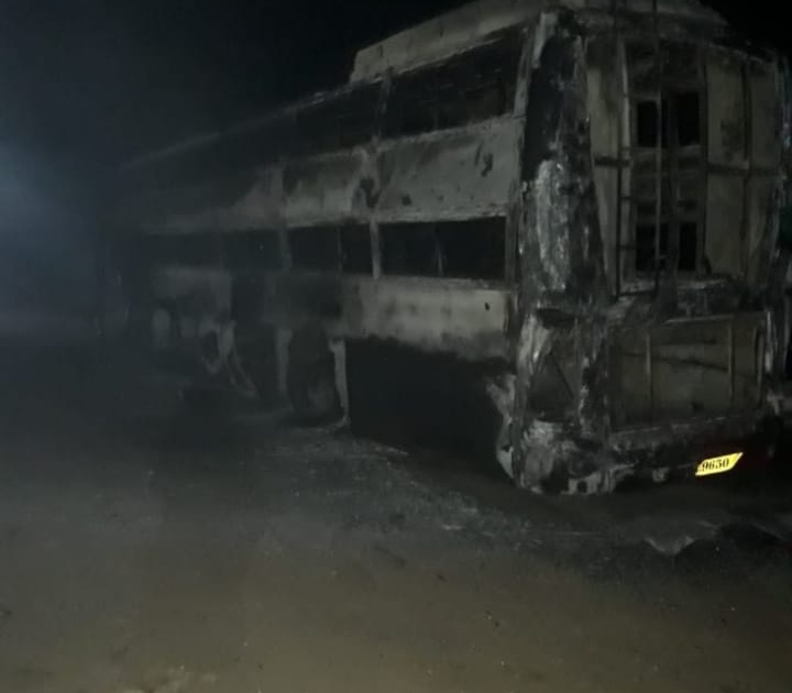 The Burning Bus; Traveling on the Nagar road travel bus burned down, all the passengers are safe | दि बर्निंग बस; नगर रोडवर धावत्या लक्झरी बसला आग,सर्व प्रवासी सुखरूप