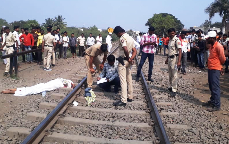 One commits suicide by jumping under the train; Events in Pandharpur | रेल्वेखाली उडी मारून एकाची आत्महत्या; पंढरपुरातील घटना