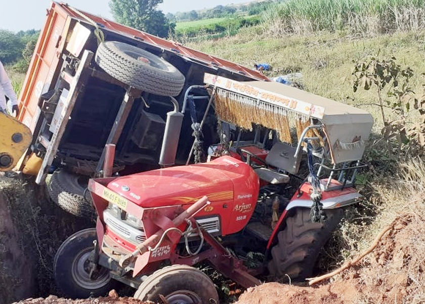 Tractor turnaround with unpaid labor; Nine laborers were seriously injured | ऊसतोड मजूर घेऊन निघालेला ट्रॅक्टर पलटी; नऊ मजूर गंभीर जखमी