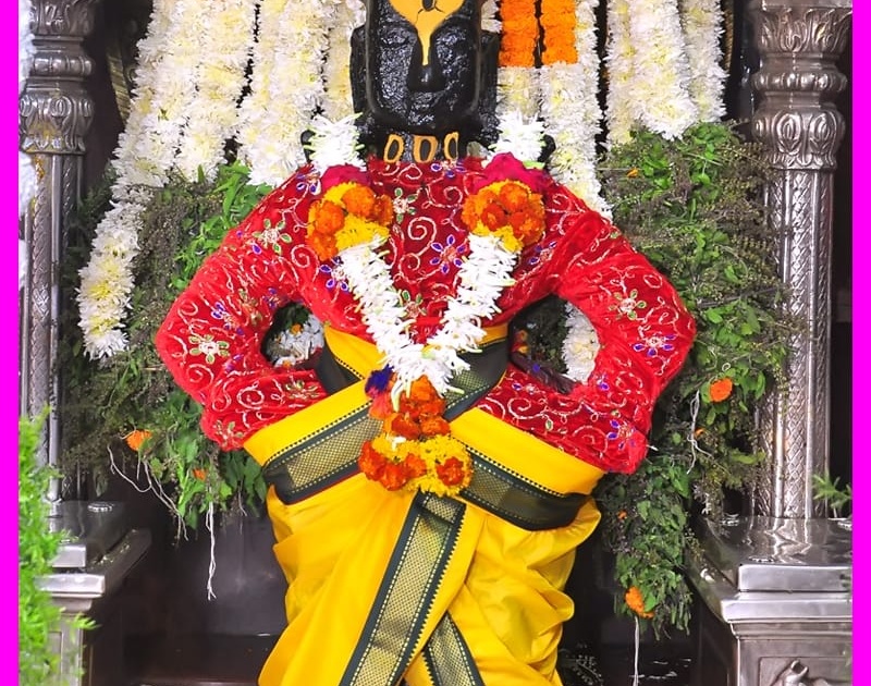 Vitthal temple decorated with tricolor ... | Republic Day; पंढरपुरातील विठ्ठल मंदिर सजले तिरंग्या फुलात