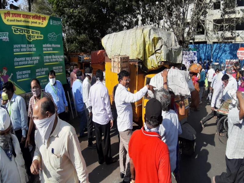 rush to buy vegetables at Market Yard in Pune ; The police settle situation under controll | पुण्यात मार्केट यार्डमध्ये भाज्या खरेदीसाठी एकच गर्दी ; पोलिसांना करावे लागले पाचारण 