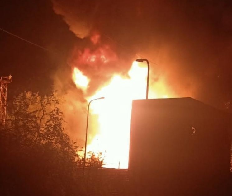 A transformer fire at an old thermal power station in Parli; Fire crews arrived at the scene | परळीतील जुन्या औष्णिक विद्युत केंद्रातील ट्रान्सफॉर्मरला आग; अग्निशमन दल घटनास्थळी दाखल
