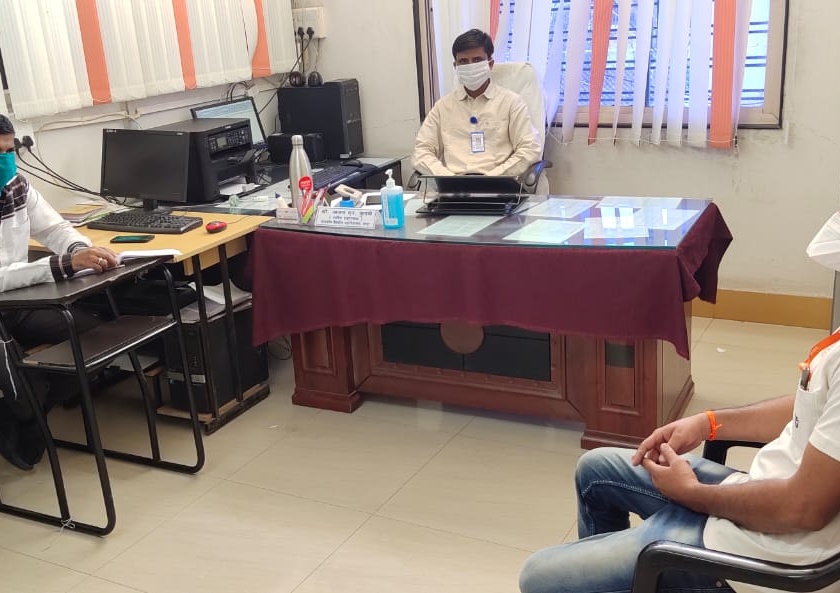 CoronaVirua In Latur: Meetings in government offices like Social Distance in Latur | CoronaVirua In Latur : लातुरात सोशल डिस्टन्स प्रमाणे शासकीय कार्यालयांत बैठक व्यवस्था