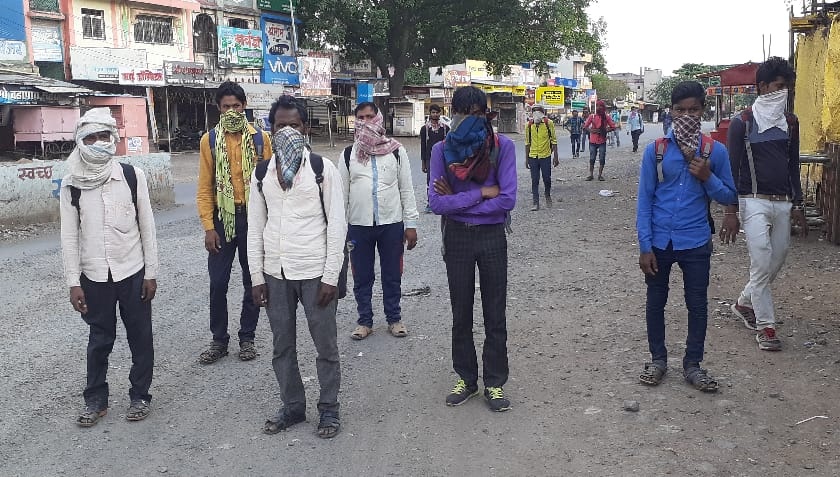 Corona Virus: Loboures Groups going towards home by walking from Kaij to Uttar Pradesh,Bihar | Corona Virus : तांडा चालला;भुकेने व्याकुळ परप्रांतीय मजूर पायी निघाले घराकडे